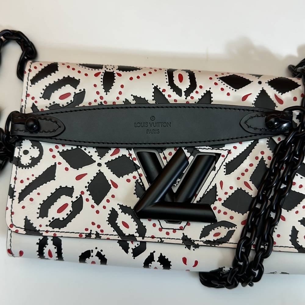 💎✨BEAUTIFUL✨💎 Authentic Twist Chain Louis Vuitton: Timeless Elegance - Picture 15 of 15